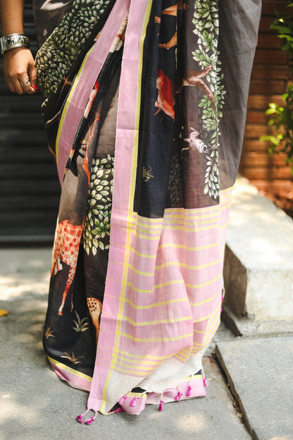 Saree details that shows the pallu and prints